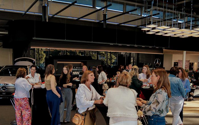 Veranstaltung „YES SHE CAN“ bei S&G in Pforzheim mit Teilnehmerinnen im Austausch im modernen Showroom.