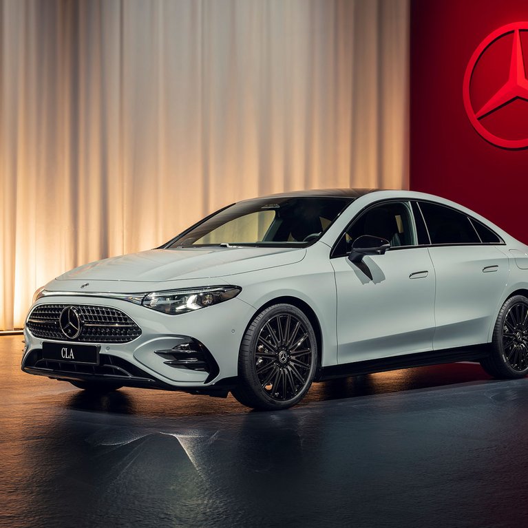 Neuer Mercedes-Benz CLA in Weiß, elegant inszeniert vor Mercedes-Logo – jetzt mit 2,99 % Aktionszins finanzieren.