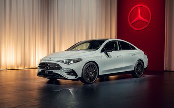 Neuer Mercedes-Benz CLA in Weiß, elegant inszeniert vor Mercedes-Logo – jetzt mit 2,99 % Aktionszins finanzieren.