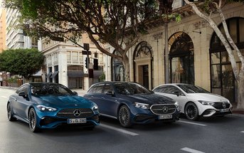 Drei elegante Mercedes-Benz Modelle in Blau, Grau und Weiß stehen nebeneinander in einer stilvollen Innenstadt. Das Bild symbolisiert Vielfalt, Premium-Qualität und Flexibilität mit Mercedes-Benz Rent bei S&G.