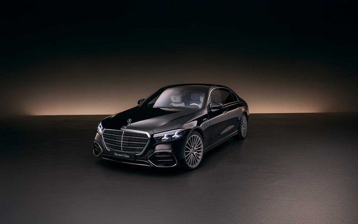 Mercedes‑Benz S‑Klasse in schwarzer Lackierung in edlem Studio-Setting, Premium-Limousine mit ikonischem Design, modernster Technologie und höchstem Komfort.