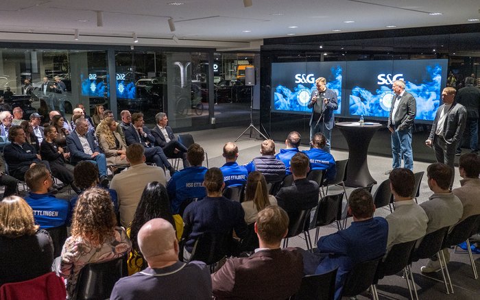 Blick in den Veranstaltungsraum beim S&G x HSG Businessabend am 25. Februar in Karlsruhe-Knielingen mit Referenten auf der Bühne und Gästen im Publikum.