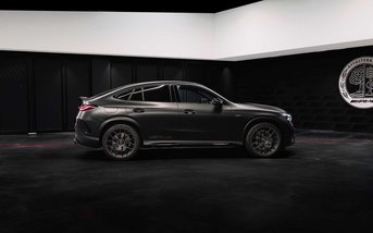Mercedes-AMG GLC Coupé in dunkler Lackierung in der Seitenansicht, mit sportlicher Coupé-Silhouette und markantem AMG Design.