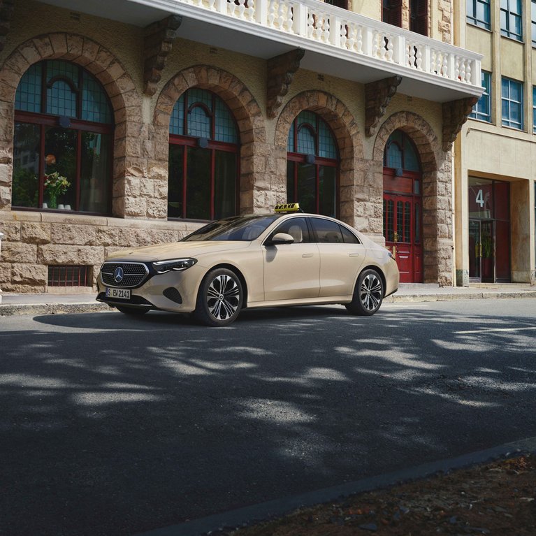Mercedes-Benz E-Klasse als Taxi vor einem Gebäude – jetzt bei S&G verfügbar.