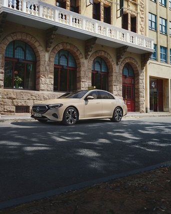 Mercedes-Benz E-Klasse als Taxi vor einem Gebäude – jetzt bei S&G verfügbar.