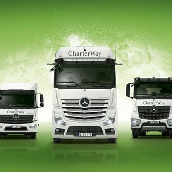 Mercedes-Benz CharterWay Mietfahrzeuge bei S&G: Ein Lkw und zwei Transporter vor grünem Hintergrund als Symbol für flexible Nutzfahrzeuglösungen.