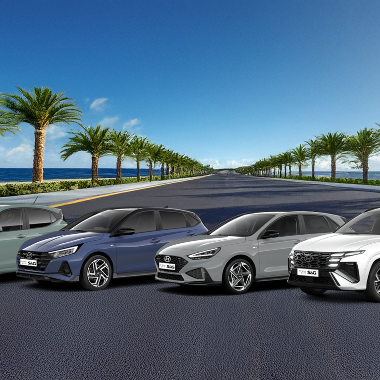 Vier Hyundai Neufahrzeuge in verschiedenen Farben vor Palmenkulisse – Sommer-Aktion mit Tageszulassung, sofort verfügbar.
