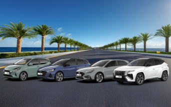Vier Hyundai Neufahrzeuge in verschiedenen Farben vor Palmenkulisse – Sommer-Aktion mit Tageszulassung, sofort verfügbar.