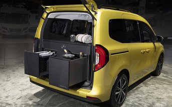 Senfgelbe Mercedes-Benz T-Klasse von hinten fotografiert, um die Campingküchenausstattung zu präsentieren.