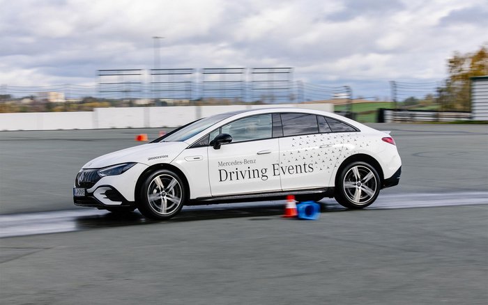 Mercedes-AMG EQE bei der AMG Driving Experience auf dem Sachsenring in Dresden – sportliche Fahrdynamik auf nasser Strecke.