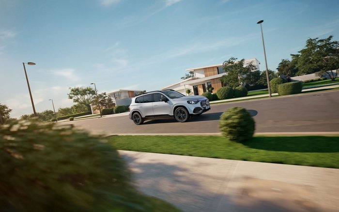 Mercedes-Benz GLB elektrisch fährt dynamisch durch eine urbane Umgebung – vollelektrisches SUV mit modernem Design und hoher Alltagstauglichkeit.