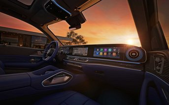 Moderner Innenraum des Mercedes-Benz GLE mit digitalem Cockpit, großem Display und hochwertiger Ausstattung.