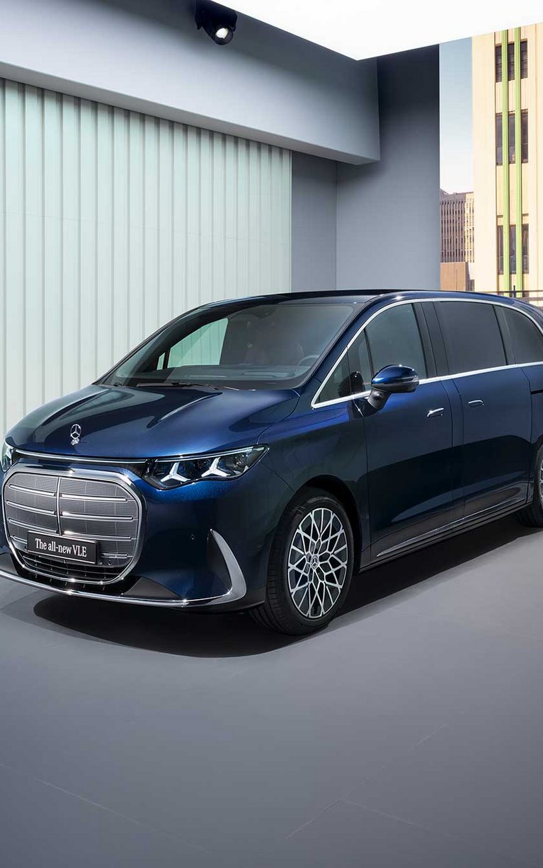 Mercedes-Benz VLE vollelektrischer Van in Blau vor moderner Architektur – erhältlich bei S&G Mercedes-Benz.