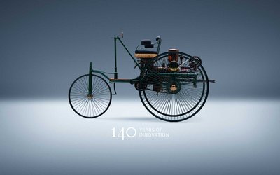 Historischer Benz Patent-Motorwagen von 1886 als Symbol für 140 Jahre Innovation von Mercedes-Benz