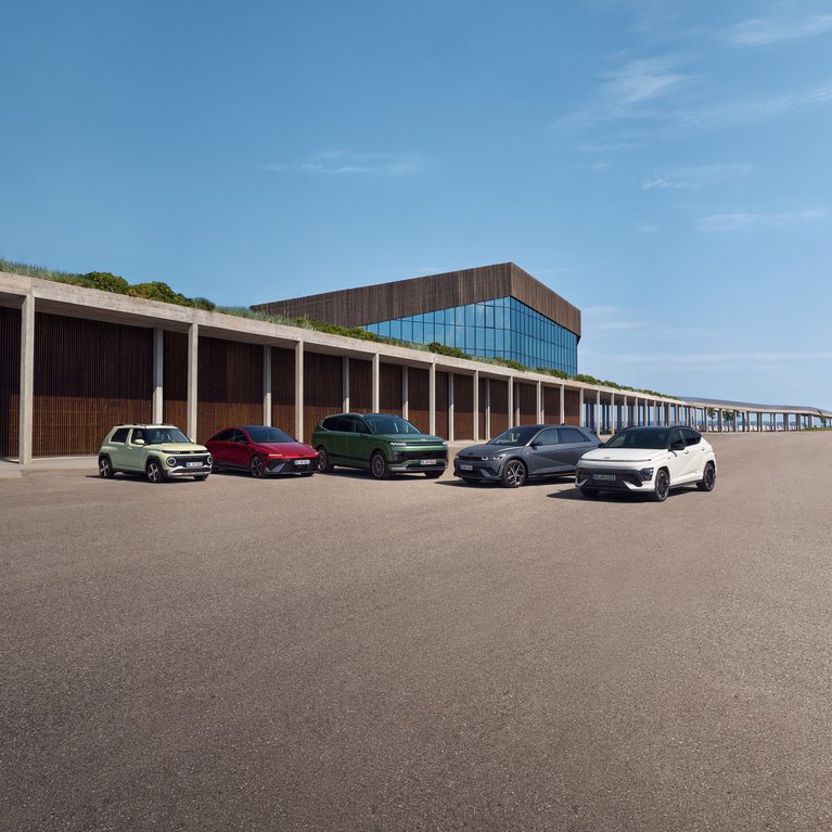 Promotionbild für die aktuellen Hyundai Angebote für Privatkunden. Zu sehen ist ein modernes Gebäude mit mehreren Hyundai Fahrzeugen davor. 