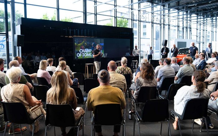 Publikum des SG Eutingen Businessabend bei S&G im Showroom Pforzheim, die auf den Vortragenden schauen. Im Hintergrund läuft eine Präsentation.