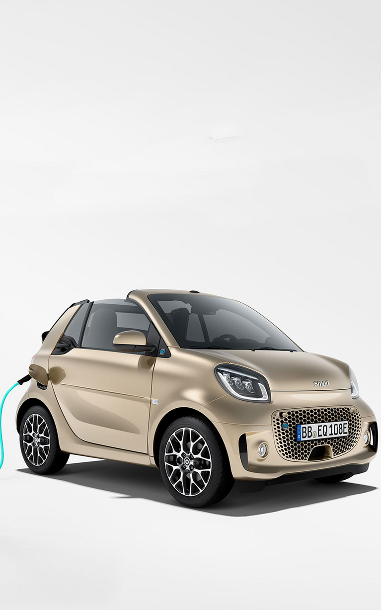 Werbebild für den smart Gebrauchtwagen-Deal des Autohauses S&G mit einem silbernen smart EQ Modell, das an einem Ladekabel zum elektrischen Aufladen angeschlossen ist. Das Angebot bewirbt die günstige Finanzierung der smart EQ Modelle.