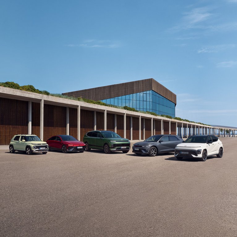 Promotionbild für die aktuellen Hyundai Angebote für Privatkunden. Zu sehen ist ein modernes Gebäude mit mehreren Hyundai Fahrzeugen davor. 