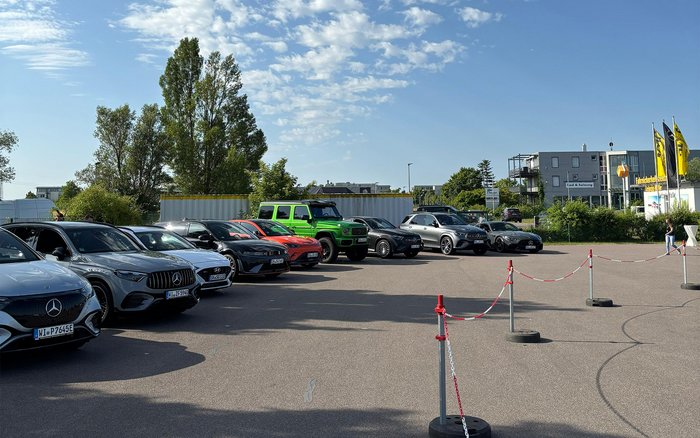 Mehrere Mercedes-Benz Fahrzeuge, darunter auch ein grüner G-Klasse Geländewagen, stehen beim ADAC Fahrsicherheitstraining 2025 aufgereiht auf dem Trainingsgelände in Leipzig-Halle unter blauem Himmel