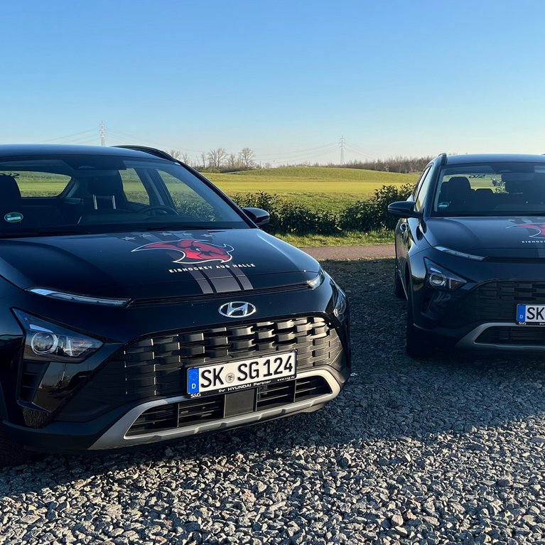 Starker Auftritt für den Eishockeyverein aus Halle! Zwei brandneue Hyundai-Modelle im exklusiven Vereinsdesign stehen bereit – ausgestattet mit dem auffälligen Logo der Saale Bulls. Diese Fahrzeuge verbinden modernes Design, Fahrkomfort und sportliche Dynamik mit regionalem Teamgeist. Ein echtes Statement auf und abseits der Straße!