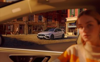 Mercedes-Benz A-Klasse im urbanen Umfeld – Finanzierung ab 279 Euro mit Jubiläumszins bei S&G