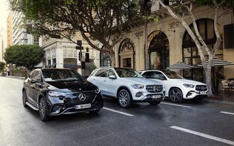 Drei Mercedes-Benz SUV-Modelle mit unterschiedlichen Antriebskonzepten – vollelektrisch, Plug-in-Hybrid und klassischer Verbrenner – nebeneinander geparkt in einer stilvollen urbanen Umgebung.