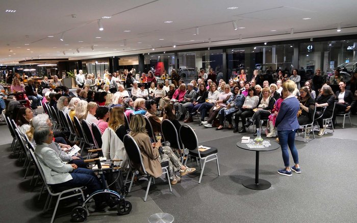 She’s Mercedes Event „Reset Your Mind“ bei S&G Karlsruhe mit Vortrag vor großem Publikum im Autohaus.