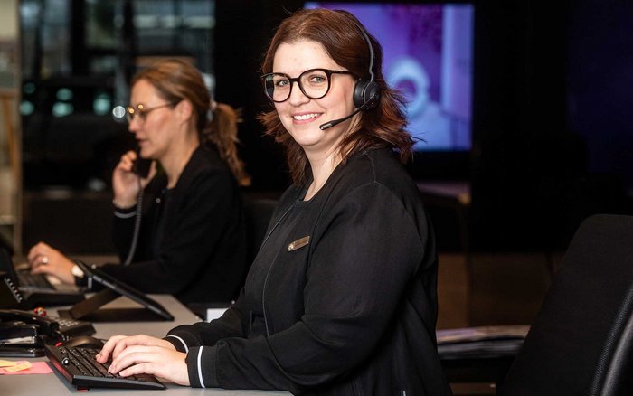 S&G Mitarbeiterin am Arbeitsplatz im Büro mit Headset und Laptop – steht für flexible Arbeitszeiten und moderne Arbeitsmodelle