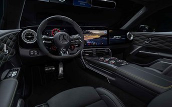 Fahrerorientierter Innenraum des Mercedes-AMG GT 4-Türer Coupés bei S&G mit AMG Performance Lenkrad, großem MBUX Display und sportlicher Mittelkonsole.