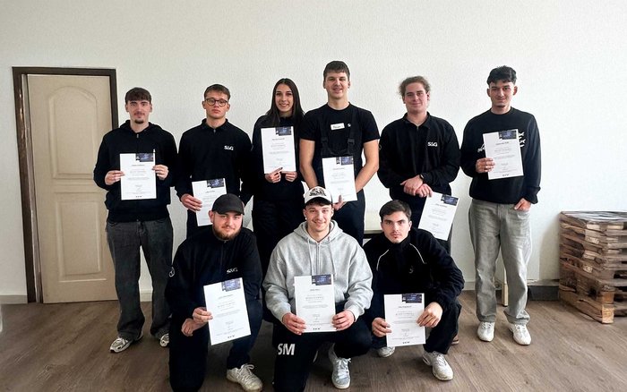 Auszubildende der S&G Automobil AG präsentieren ihre Teilnahmezertifikate nach dem Schutzengel-Workshop zur Verkehrssicherheit und Prävention am Standort Pforzheim.