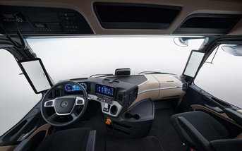 Fahrerperspektive im Innenraum des Mercedes-Benz eActros 600 mit digitalem Cockpit, großem Display, Multifunktionslenkrad und ergonomisch gestaltetem Arbeitsplatz für den Fahrer