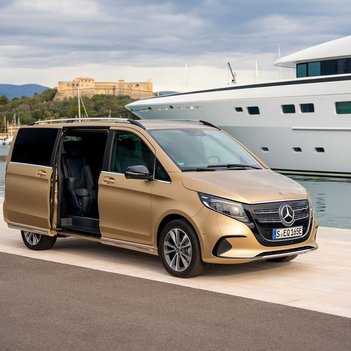 Ein goldfarbener Mercedes-Benz Van mit geöffneter Tür steht am Hafen vor einer Yacht. Das Bild vermittelt Flexibilität, Komfort und Premium-Mobilität mit Mercedes-Benz Rent Vans bei S&G.