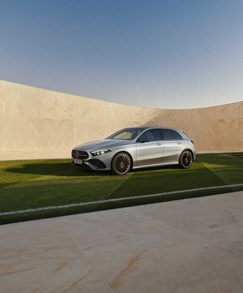 Silberne Mercedes-Benz A-Klasse auf gepflegter Grünfläche vor moderner Architektur. Das Motiv bewirbt die Mercedes-Benz Eintauschprämie für ausgewählte Modelle bei S&G.