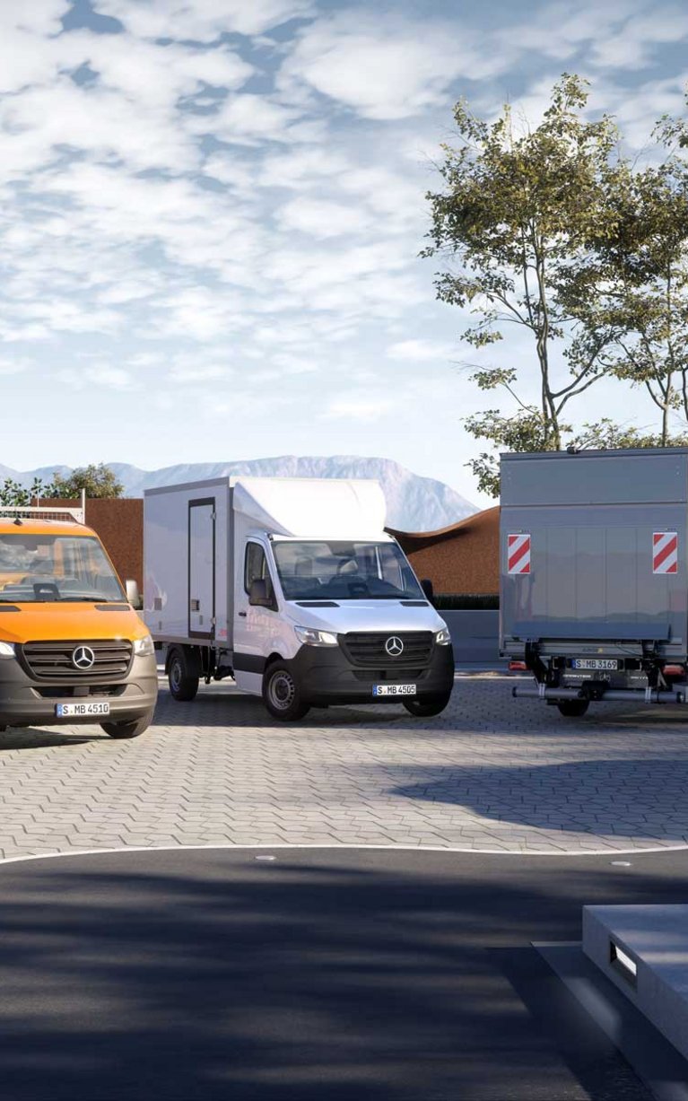 Mehrere Mercedes-Benz Transporter mit unterschiedlichen Um- und Aufbaulösungen auf einem Betriebsgelände bei S&G, darunter Kastenwagen, Kofferaufbau und Servicefahrzeuge im Einsatz.