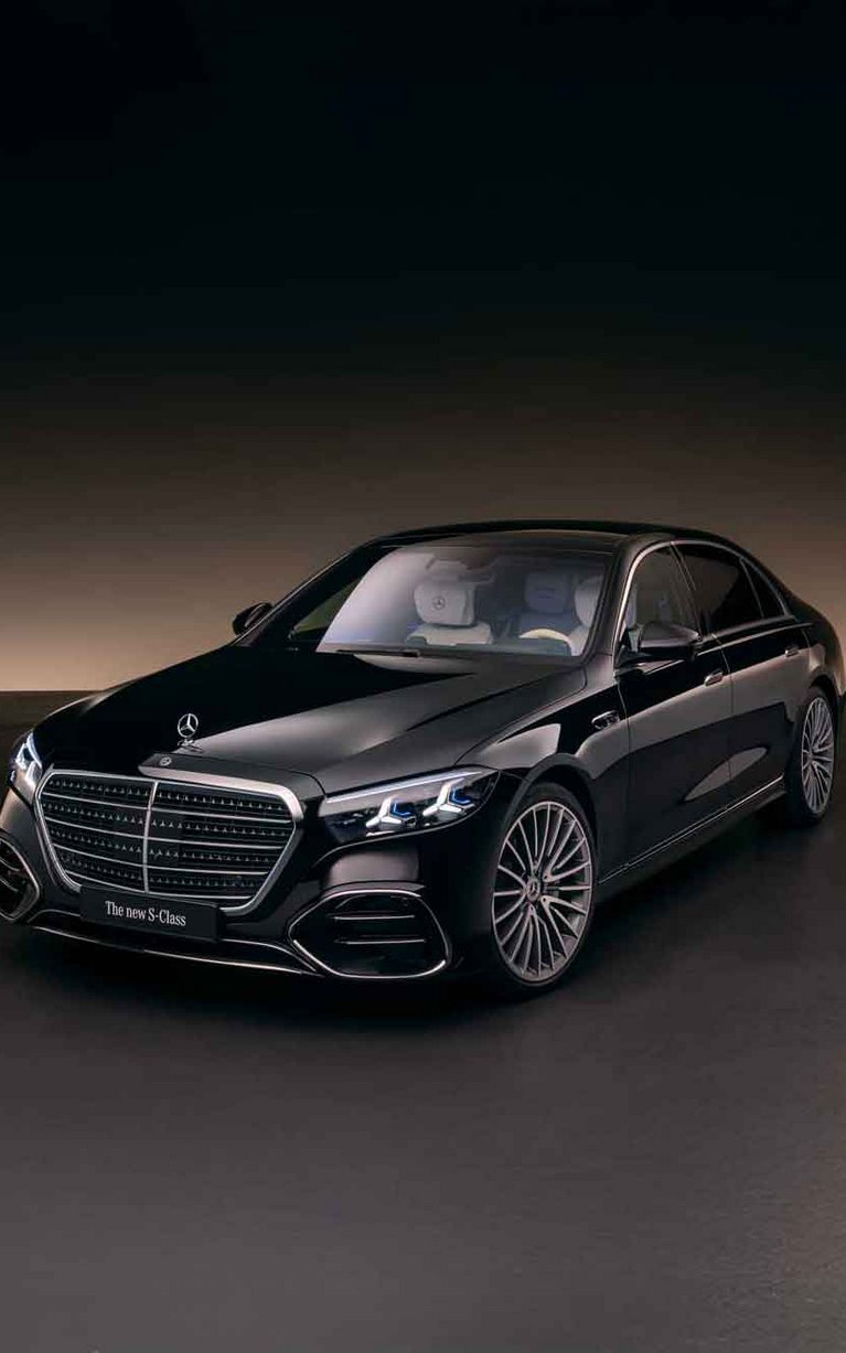 Mercedes‑Benz S‑Klasse in schwarzer Lackierung in edlem Studio-Setting, Premium-Limousine mit ikonischem Design, modernster Technologie und höchstem Komfort.