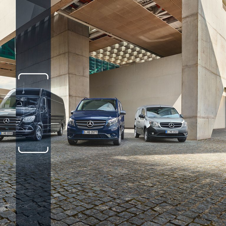 3er Range Mercedes-Benz Transporter gebraucht vor einem Gebäude.