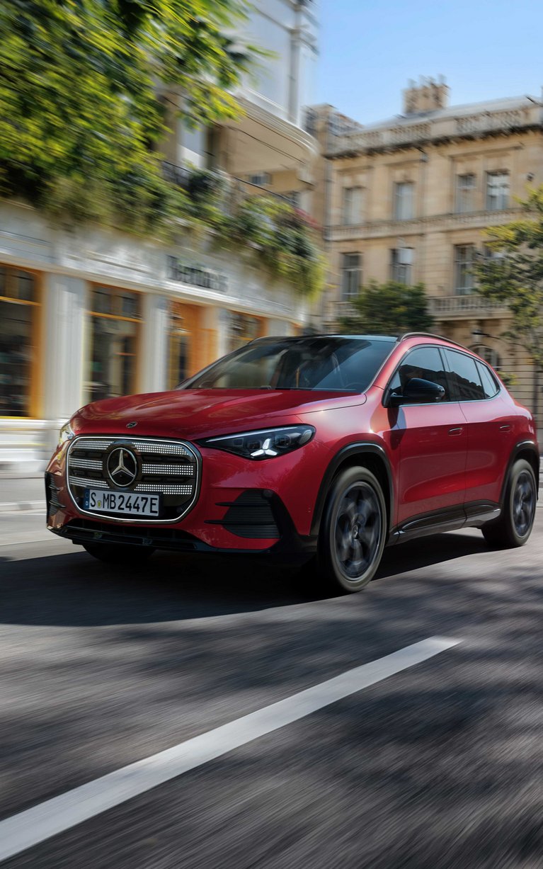 Roter Mercedes-Benz GLA fährt auf einer Straße durch die Stadt.