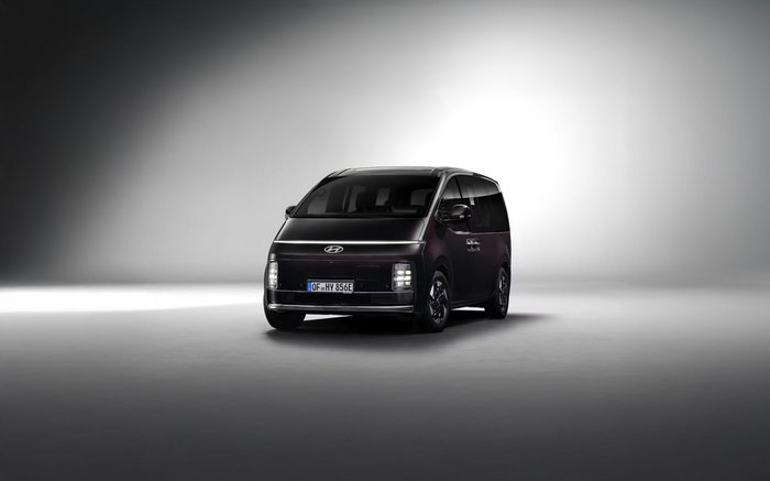 Hyundai STARIA Elektro in Schwarz in Studio-Umgebung – vollelektrischer Van mit futurischem Design, hoher Effizienz und großzügigem Innenraum.